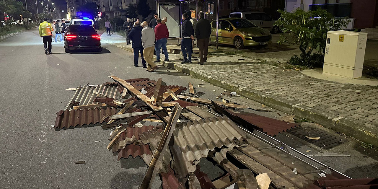 Rize'de etkili olan şiddetli rüzgarda 8 evin çatısı uçtu