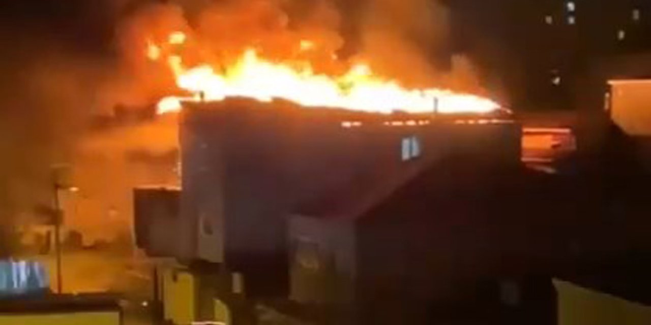 Ateşehir'de 2 Katlı Binanın Çatısı Alev Alev Yandı