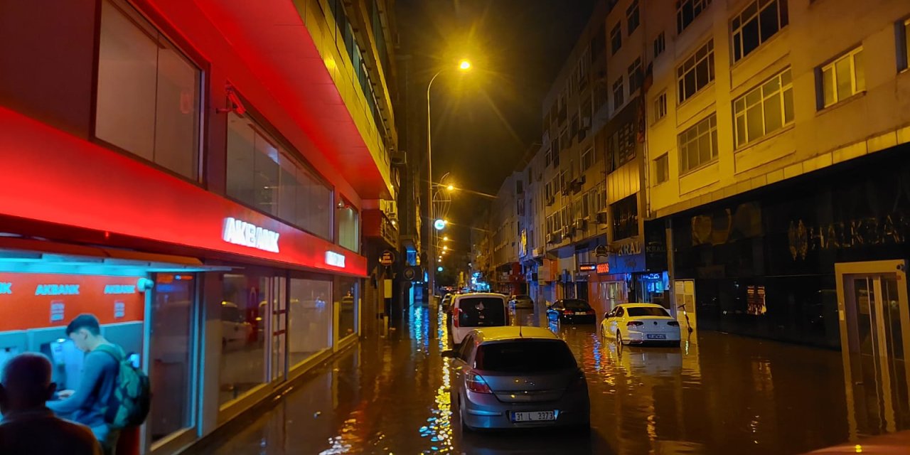 İskenderun’da Şiddetli Yağış Sonrası Cadde Ve Sokaklarda Su Taşkınları Yaşandı