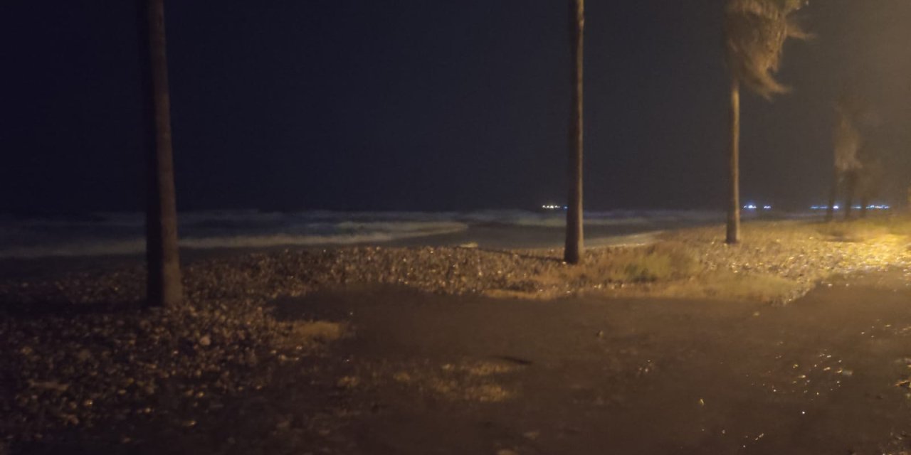 Dörtyol’da Şiddetli Yağış Ve Lodos Nedeniyle Deniz Taştı; Sahil Yolu Kapandı