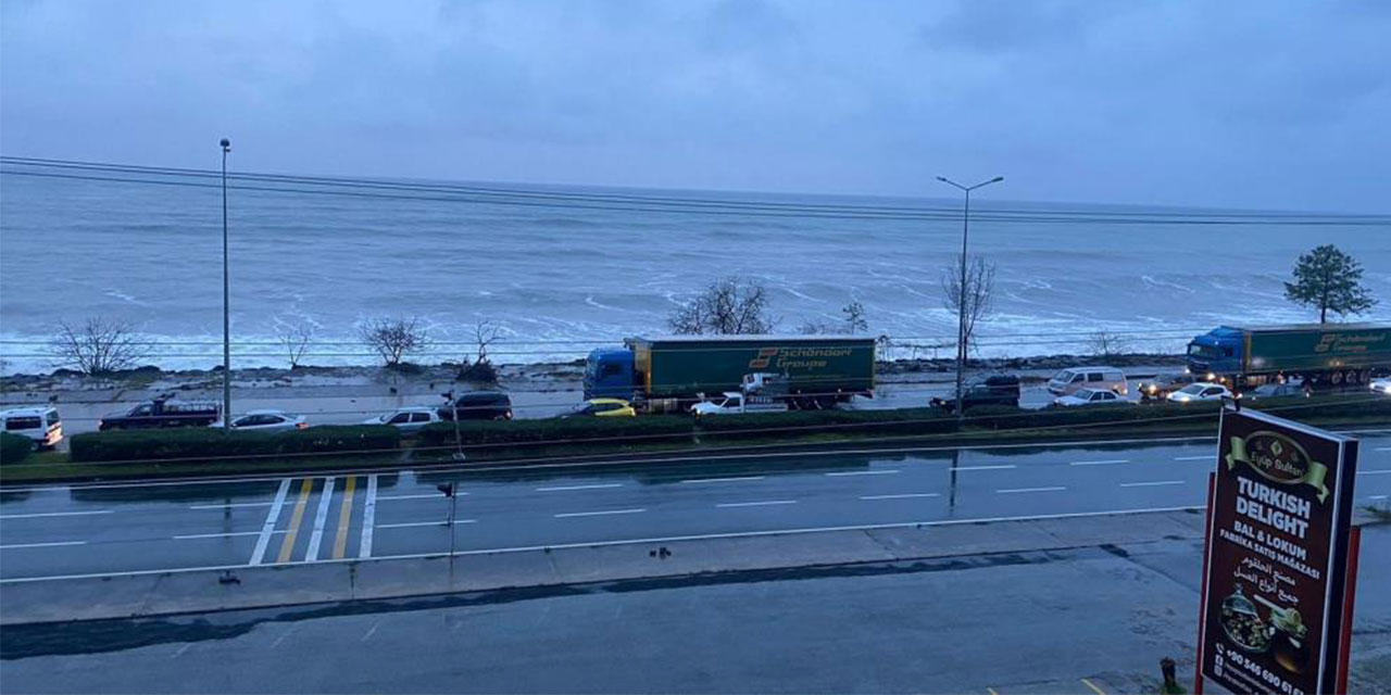 Sürmene’de denizde fırtına. Karadeniz Sahil Yolu'nun Rize-Trabzon istikametinde ulaşım durdu