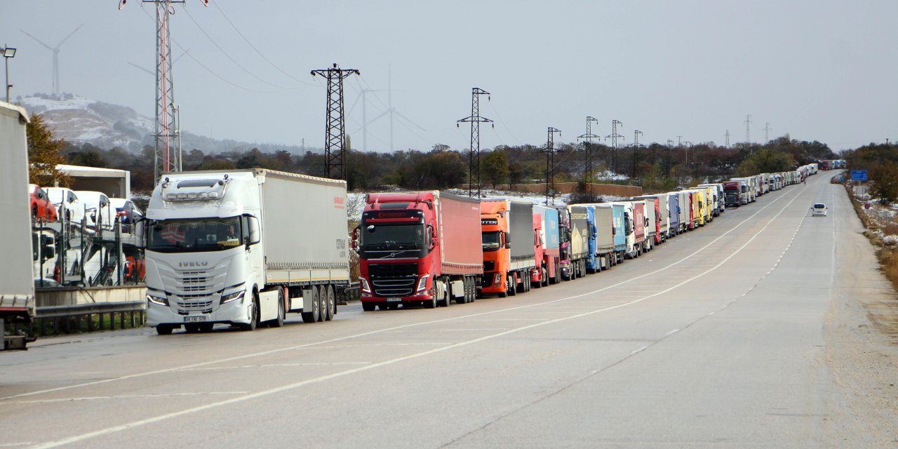 Balkanlar’da Yollar Kardan Kapandı; Hamzabeyli'de 20 Kilometre Tır Kuyruğu
