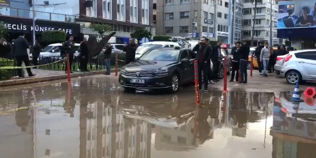 İskenderun'da Cadde Ve Sokaklar Su Altında Kaldı