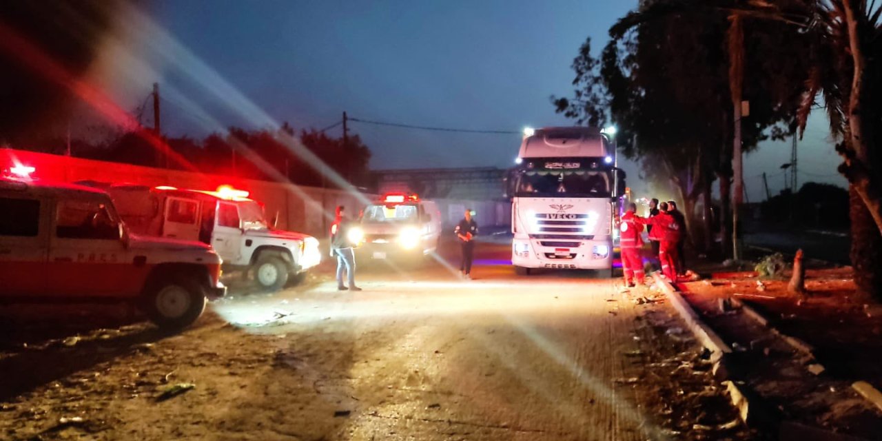Filistin Kızılayı, İnsani Yardım Yüklü 100 Kamyonu Teslim Aldı
