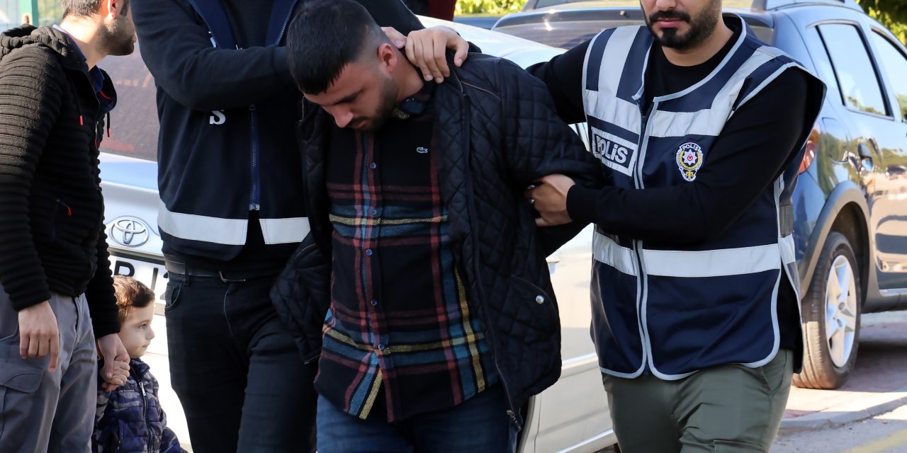 Sokakta Yürüyen Kadını Tabancayla Vurdu, Evinde El Yapımı Patlayıcı Bulundu