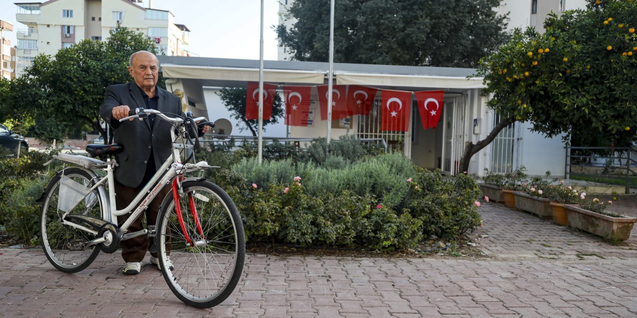 85 Yaşındaki 46 Yıllık Muhtar, Mahalleyi Bisikletle Dolaşıyor