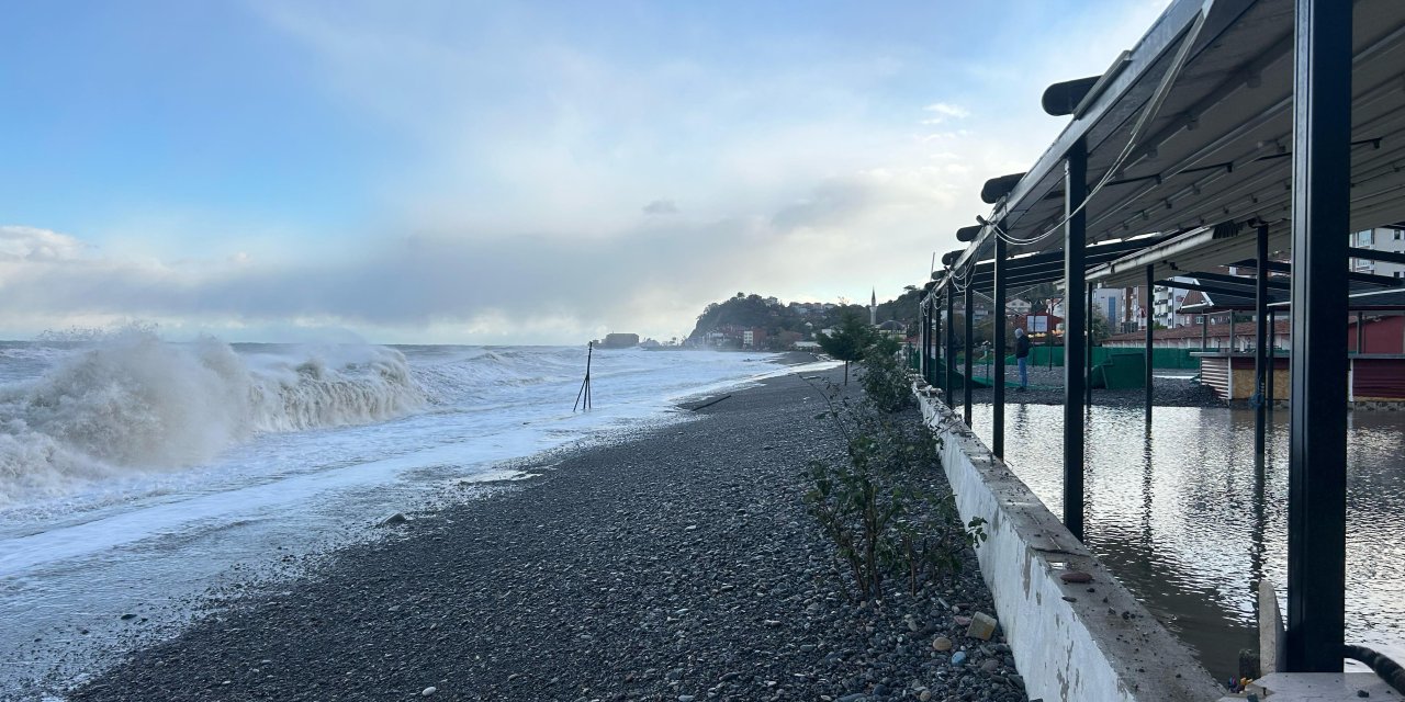 İnebolu'da Yük Gemisi Karaya Oturdu; 11 Mürettebat Kurtarıldı (2)