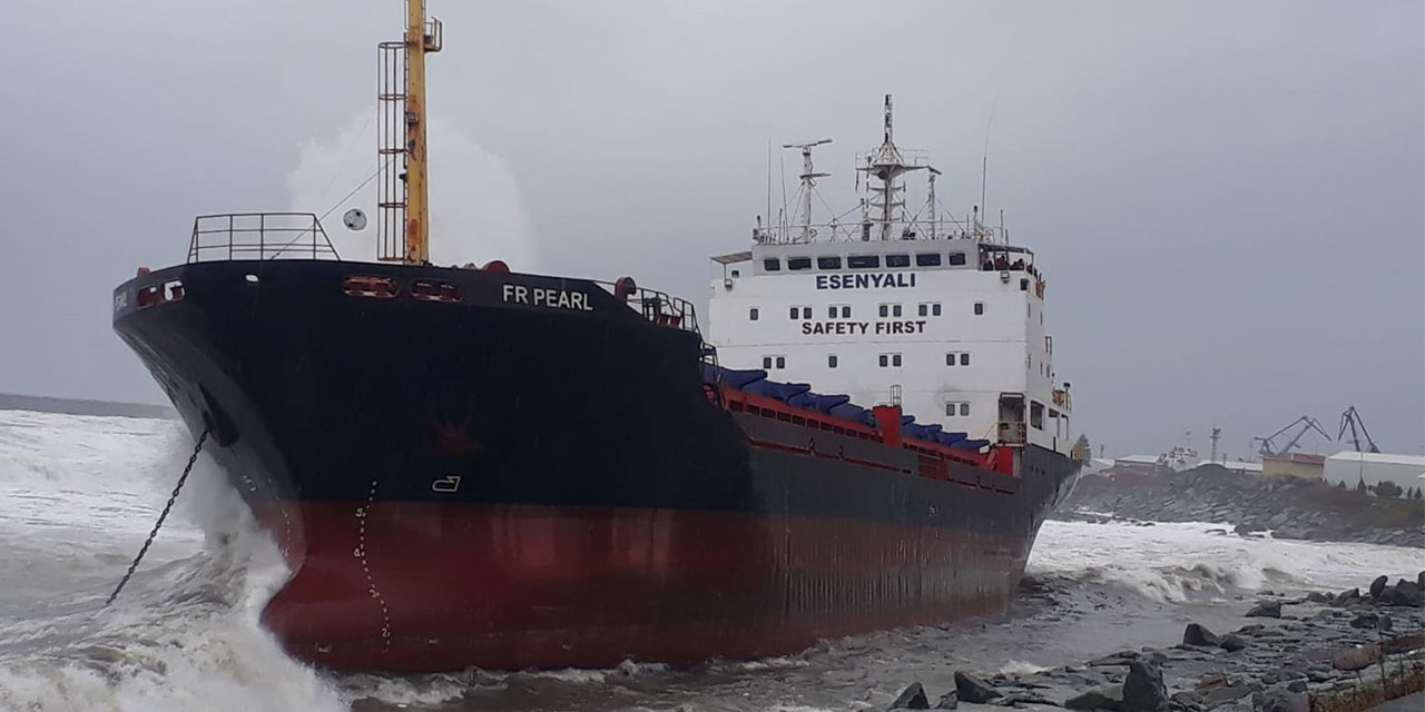 Artvin’de Fırtına; Kuru Yük Gemisi Karaya Oturdu