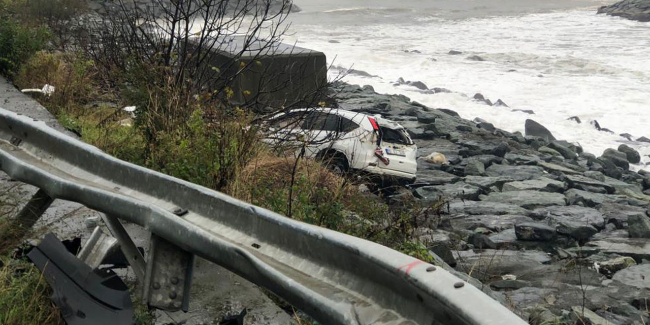 Rize'de sürücüsünün direksiyon hakimiyetini kaybettiği otomobil kayalıklara uçtu