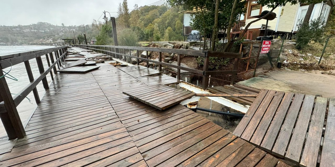 Bartın’da Dalgalar Nedeniyle Yürüyüş Yolu Ve Büfeler Zarar Gördü