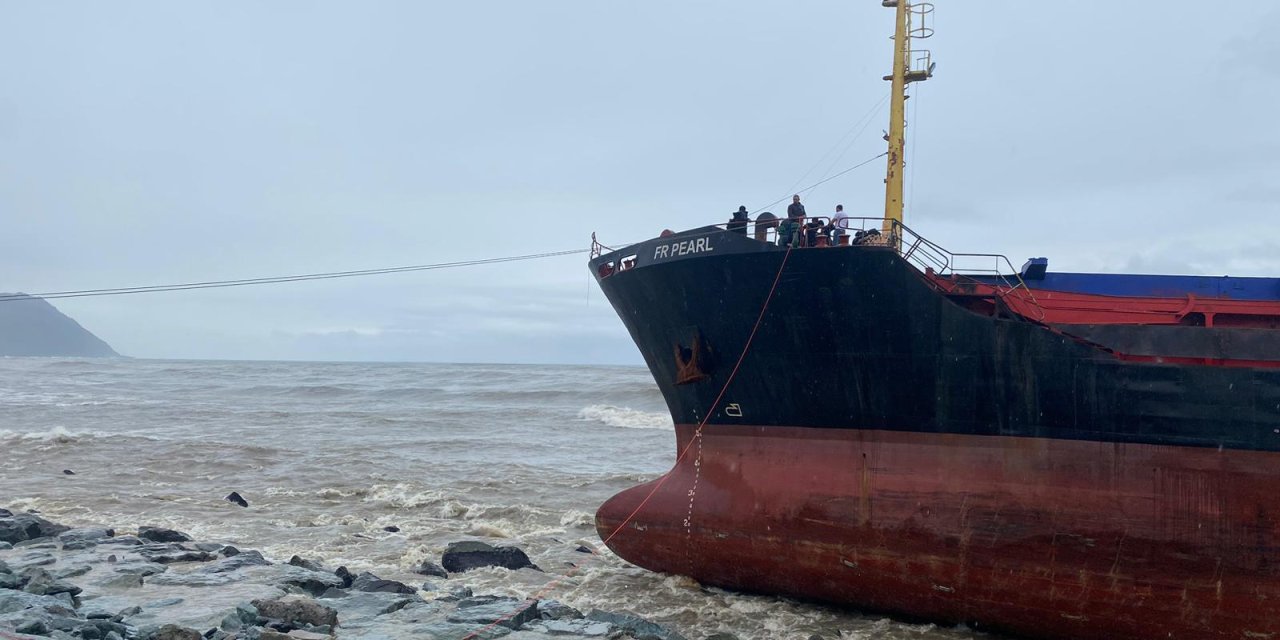 Artvin'de Fırtına; Kuru Yük Gemisi Karaya Oturdu, 13 Kişi Kurtarıldı (2)