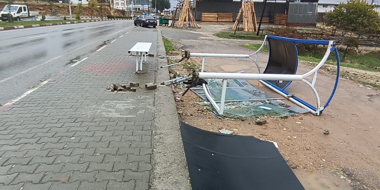 Siirt'te Fırtına; Otobüs Durağı Ve Ağaçlar Devrildi