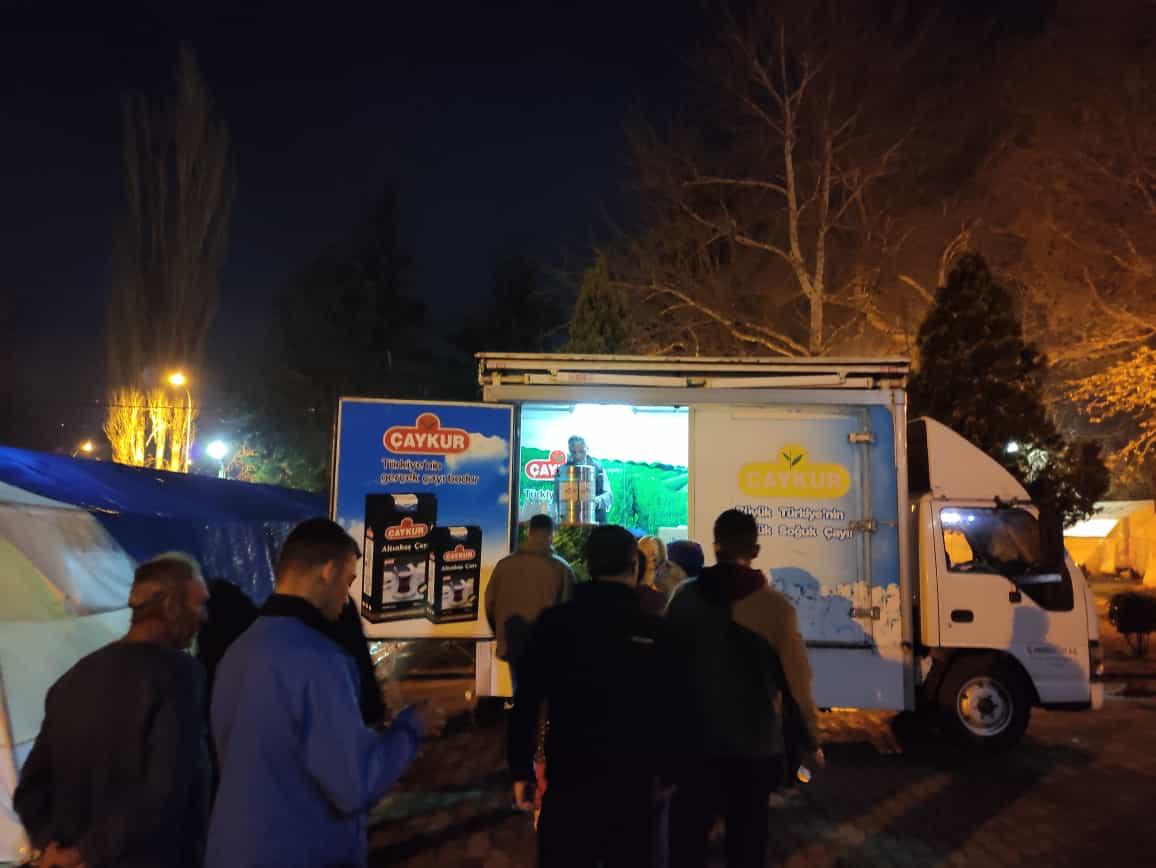 ÇAYKUR Deprem Bölgesinde İftarda Sıcak Çay İkramını Sürdürüyor