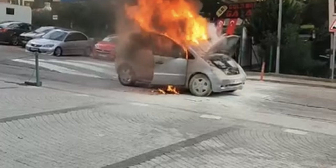 Üsküdar'da Seyir Halindeki Otomobil Alev Alev Yandı