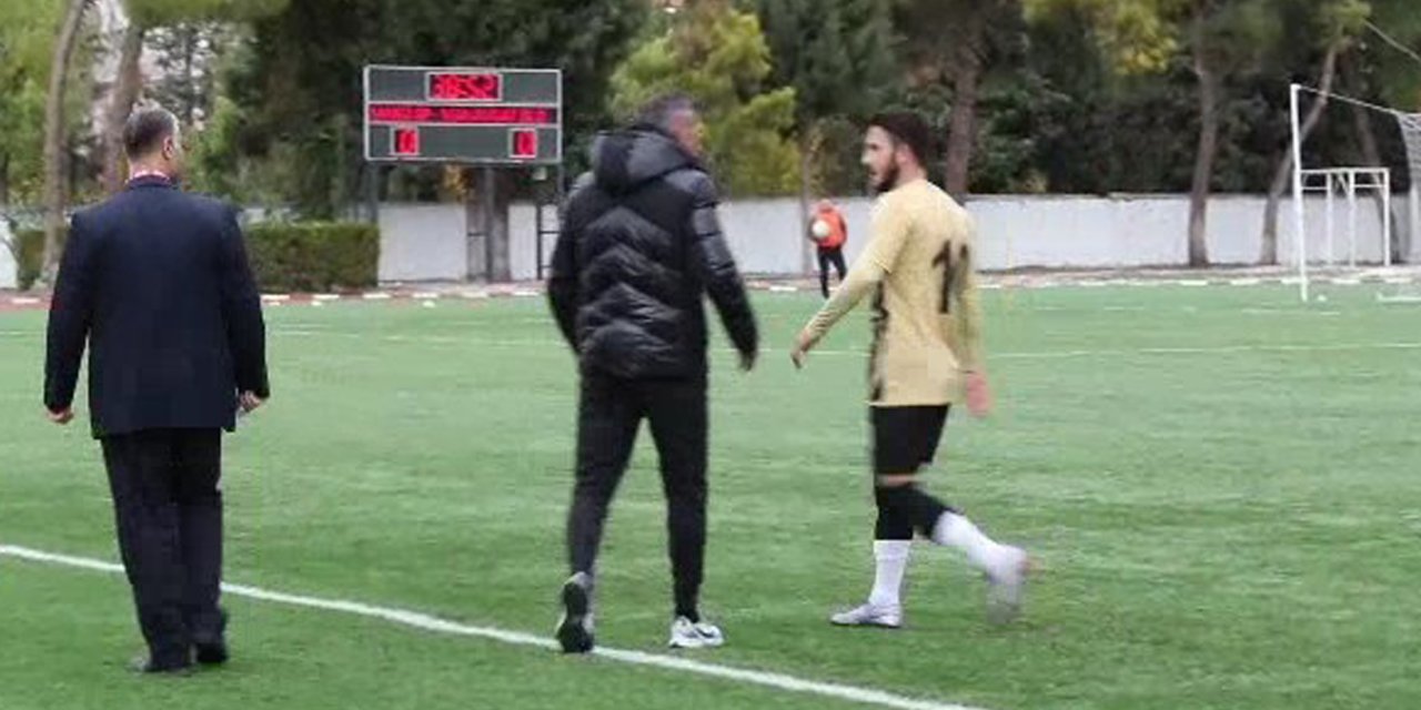 Kırmızı Kart Gören Futbolcusunu Tokatladı