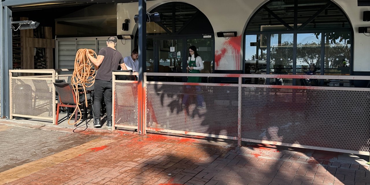 Alanya'da 5 İş Yerine Kırmızı Boyalı Saldırı