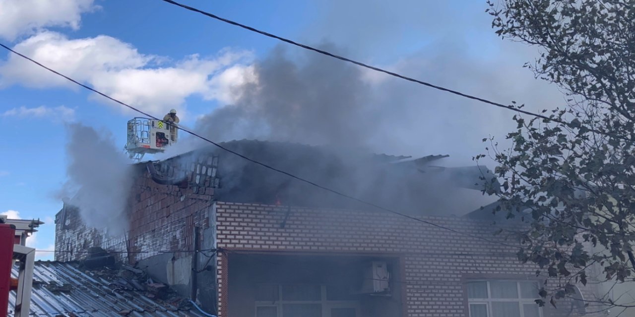 Sultangazi'de Korkutan Çatı Yangını