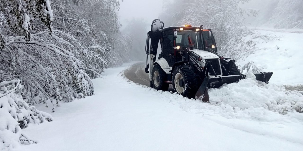 Bartın’da Dalgalar Nedeniyle Yürüyüş Yolu Ve Büfeler Zarar Gördü (2)