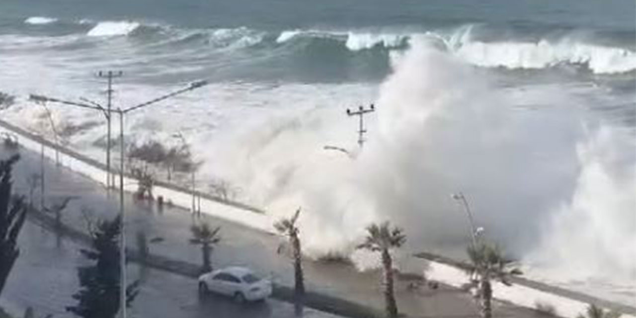 Giresun’da Dalgaların Ulaştığı Yol Suyla Doldu; Aydınlatma Direğindeki Patlama Kamerada