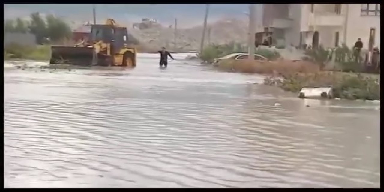 İskenderun'da Cadde Ve Sokaklar Su Altında Kaldı (4)