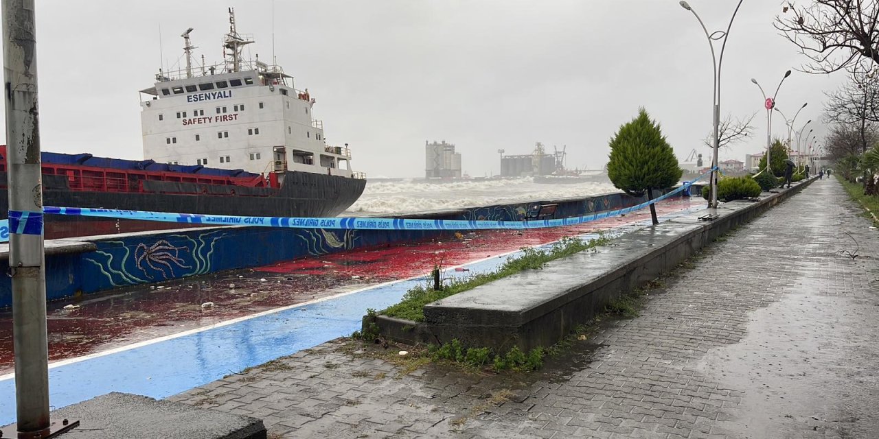 Artvin'de Fırtına; Kuru Yük Gemisi Karaya Oturdu, 13 Kişi Kurtarıldı (3)