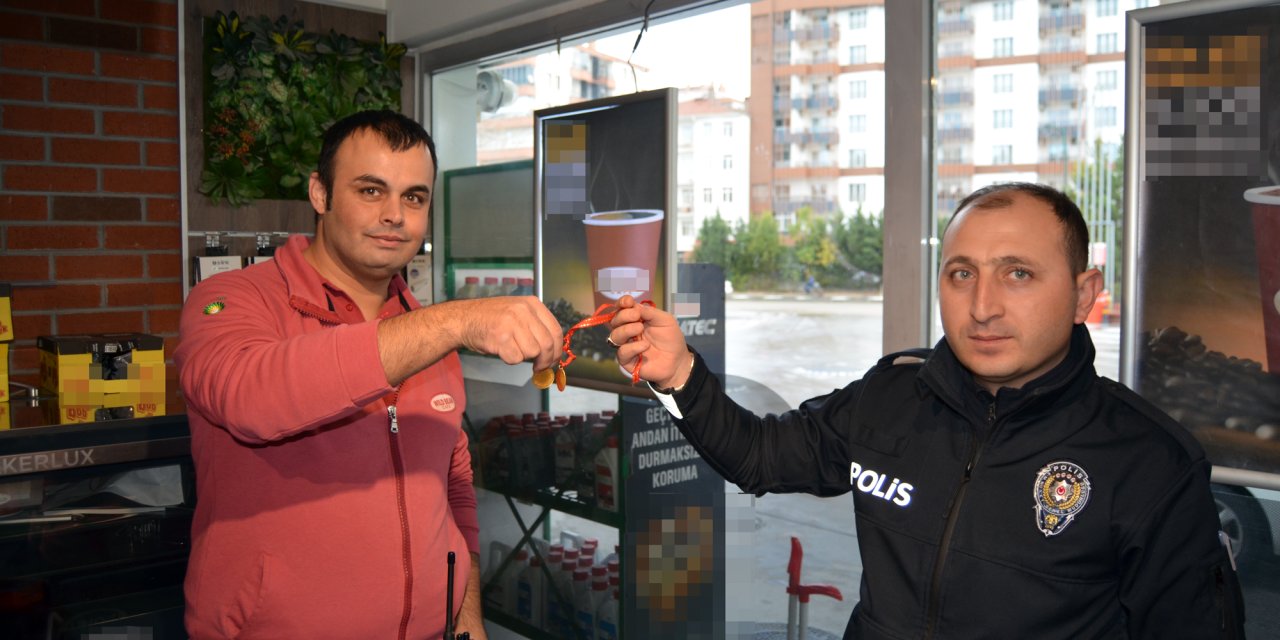 Kasiyer, Yolda Bulunan Cumhuriyet Altınlarını Polise Teslim Etti