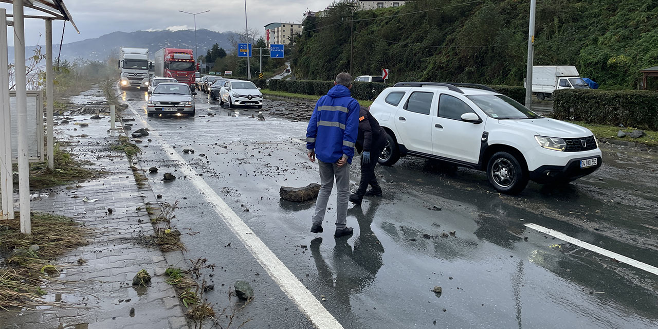 Karadeniz Sahil Yolu Çayeli-Trabzon istikameti ulaşıma kapatıldı