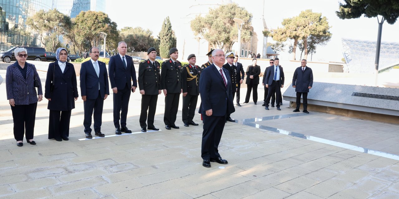 Bakan Güler, Azerbaycan’da Türk Şehitliğini Ziyaret Etti