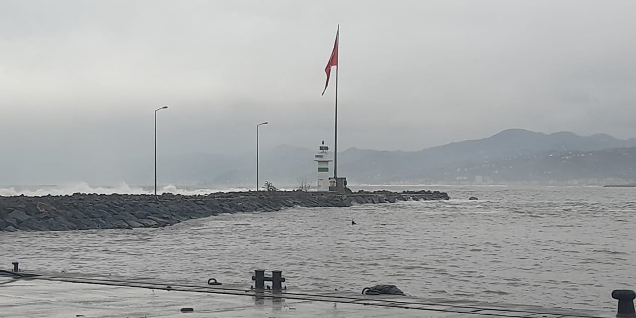 Trabzon’da Dalgalarla Fotoğraf Çekilen 2 Genç, Denizde Kayboldu