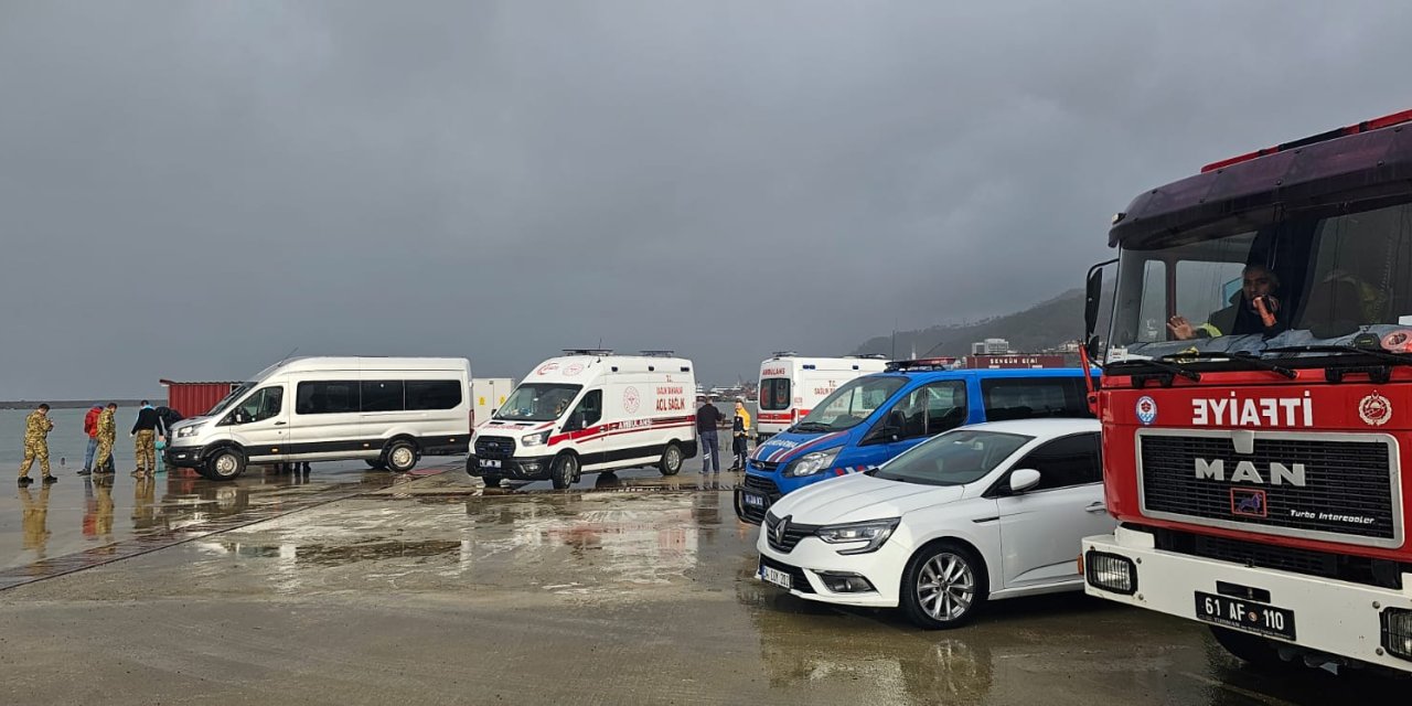 Trabzon'da Fırtına, Askeri Üsse Ait Konteyneri Denize Sürükledi; 6 Asker Kurtarıldı