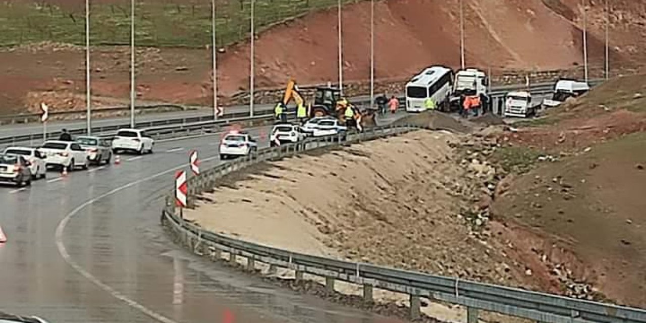 Siirt’te Polisleri Taşıyan Otobüs Bariyerlere Çarptı