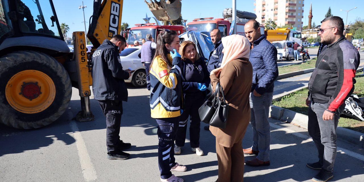 Kazada Yan Yatan Otomobilde Annesi Sıkıştı, Sürücüyü Ekipler Sakinleştirdi