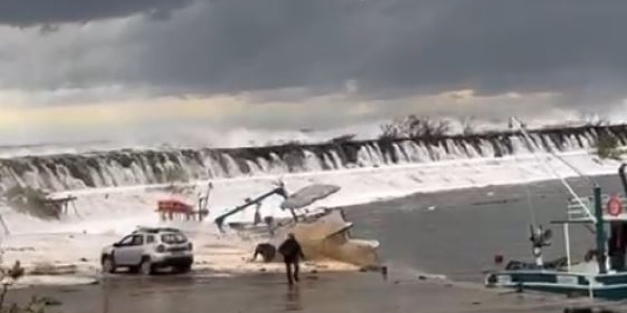 Giresun’da Dalgaların Ulaştığı Yol Suyla Doldu; Aydınlatma Direğindeki Patlama Kamerada (2)