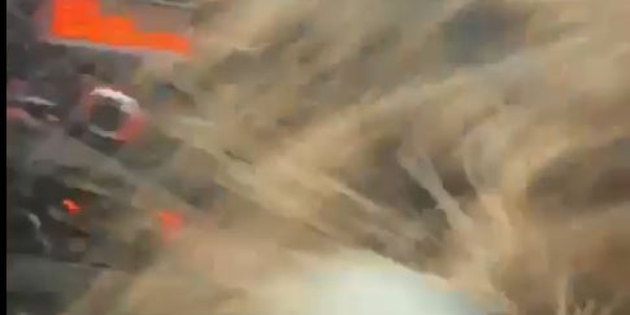 Artvin’de Etkili Fırtına; Sahil Yoluna Ulaşan Dalgalar Araç İçine Girmesi Kamerada