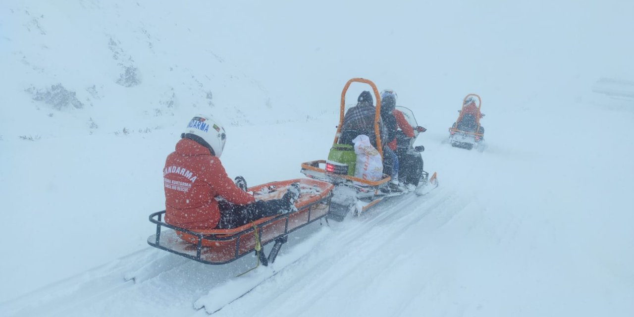 Kar Nedeniyle Yolu Kapanan Mazradaki Hasta Çocuğu Jak Timi Hastaneye Ulaştırdı