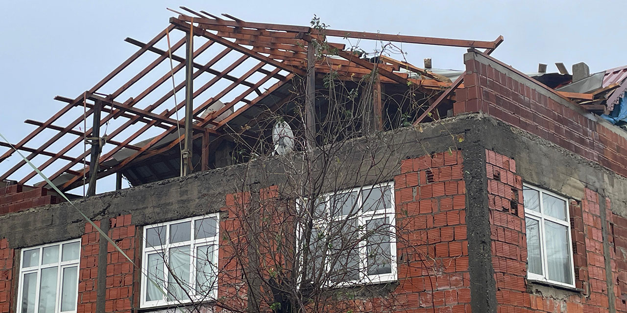 Rize'de etkili olan şiddetli rüzgarda 74 evin çatısında hasar oluştu