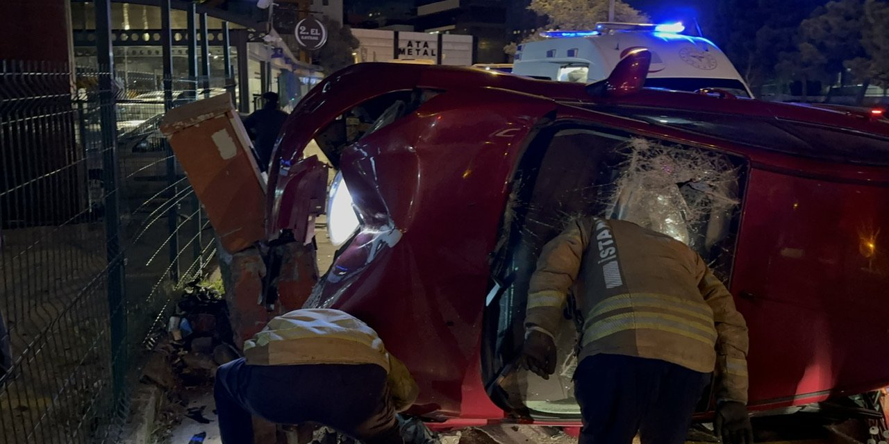 Ümraniye'de Kaldırıma Çarpan Otomobil Takla Attı