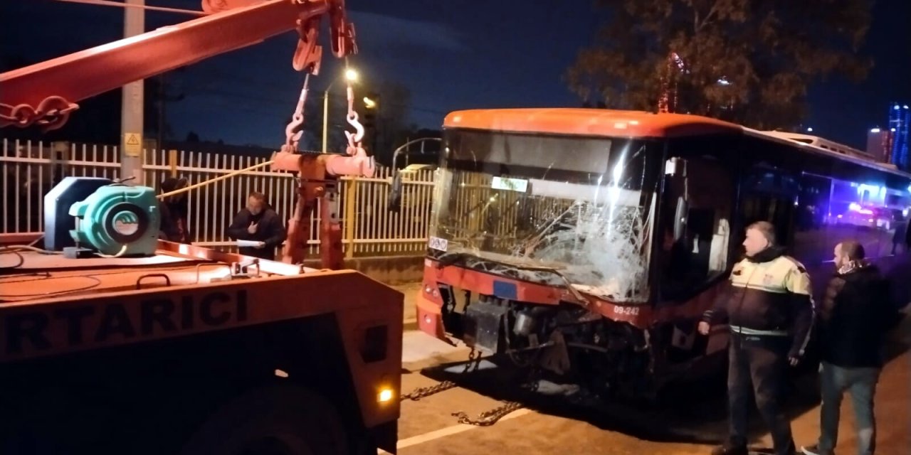 Belediye Otobüsü İle Otomobil Kafa Kafaya Çarpıştı: 1 Ölü, 2 Yaralı