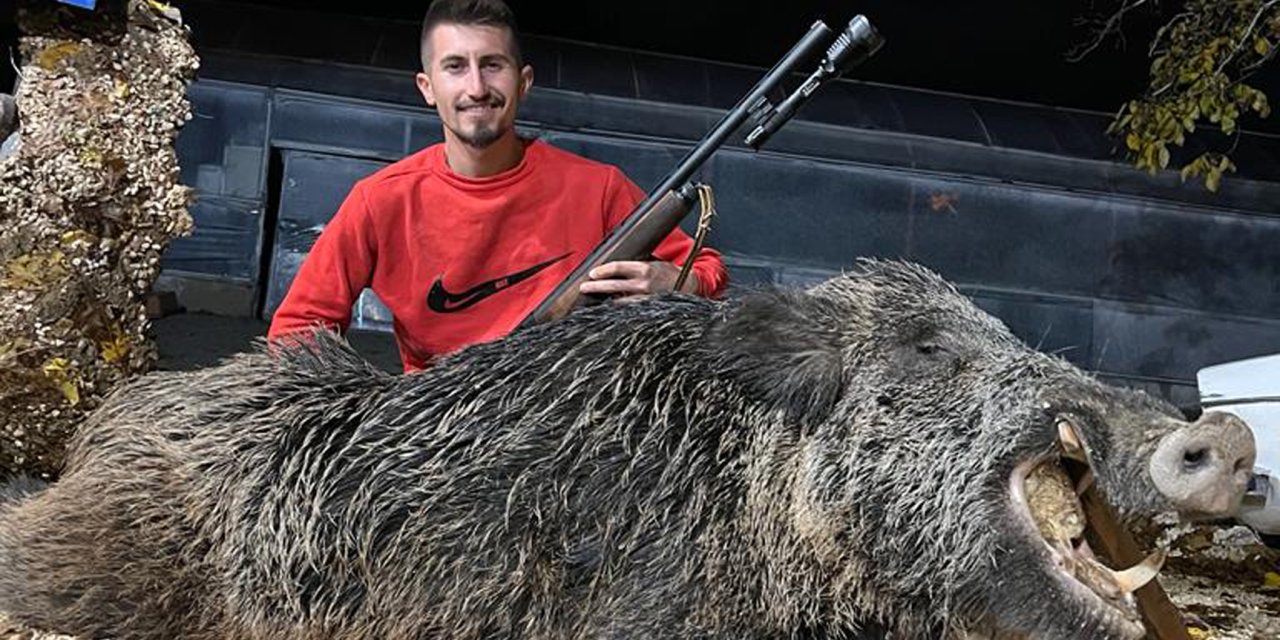 Bahçesine Zarar Verip, Köpeğine Saldırdığını Söylediği 397 Kiloluk Domuzu Öldürdü