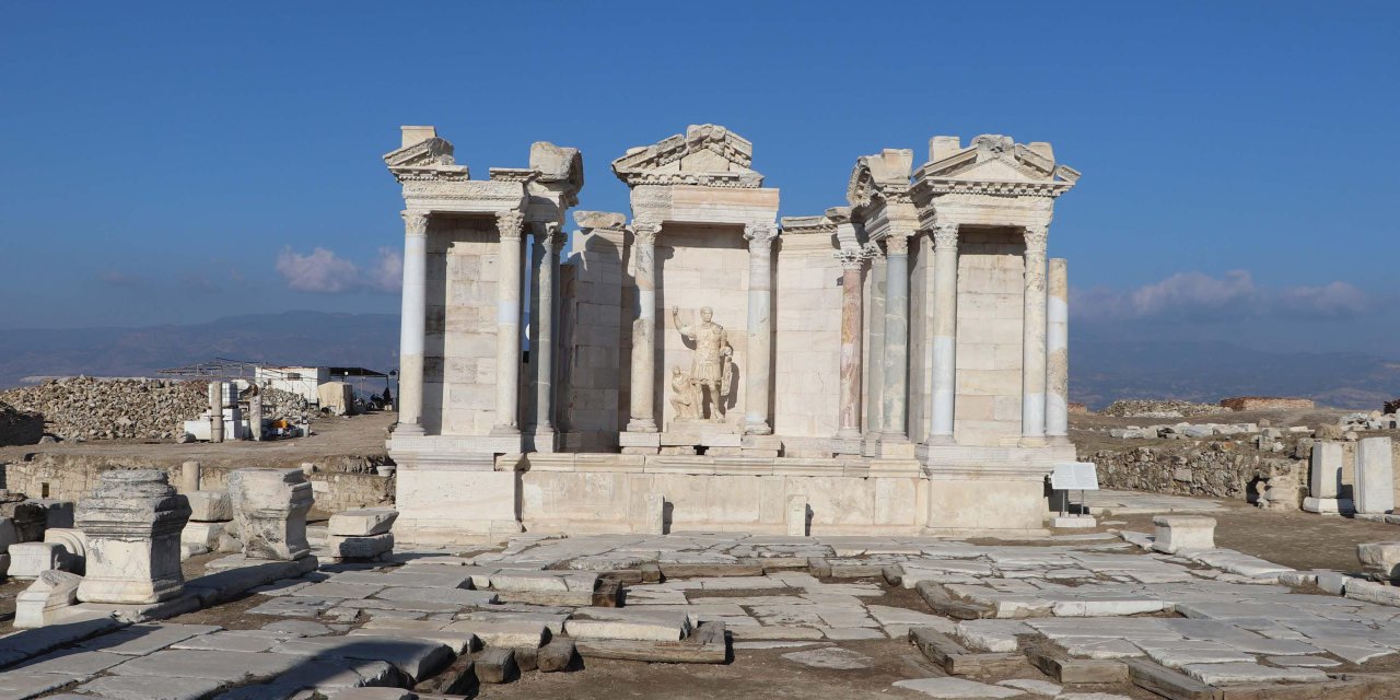 İmparator Traian'ın Heykeli, 1910 Yıl Önce Yapıldığı Orijinal Yeri Olan Anıtsal Çeşme İle Buluşturuldu