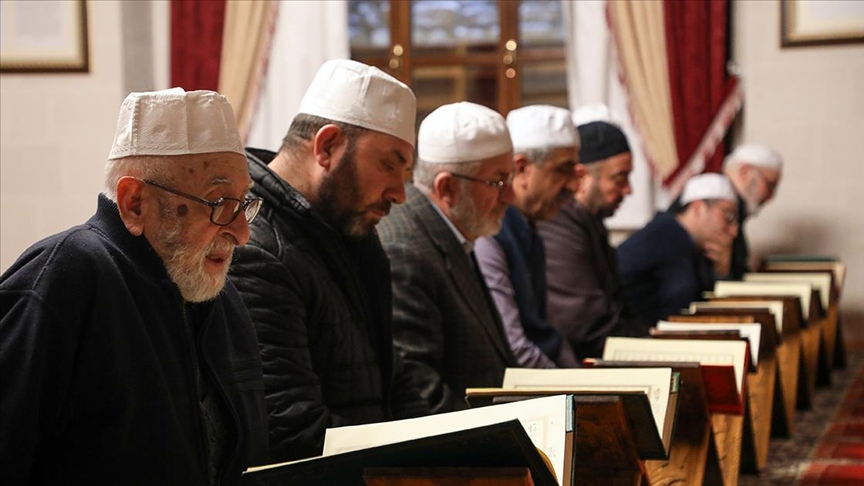 Somuncu Baba Külliyesi'nde mukabele geleneği asırlardır sürdürülüyor