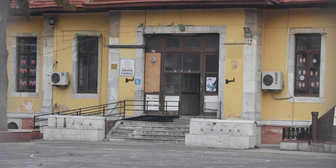 Müdür Yardımcısı 6 Yaşındaki Öğrenciyi Havaya Kaldırıp Fırlattı, O Anlar Kamerada