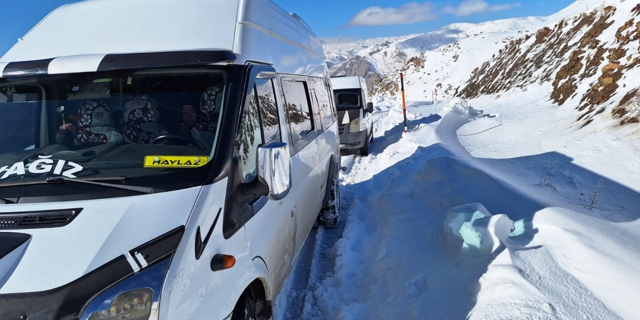 Hakkari'de Araçları Kara Saplanan 30 Kişi, Mahsur Kaldı