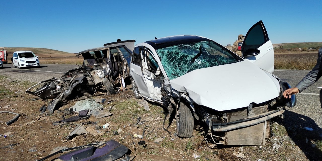 Diyarbakır’da Otomobiller Çarpıştı: 2 Ölü, 1 Yaralı