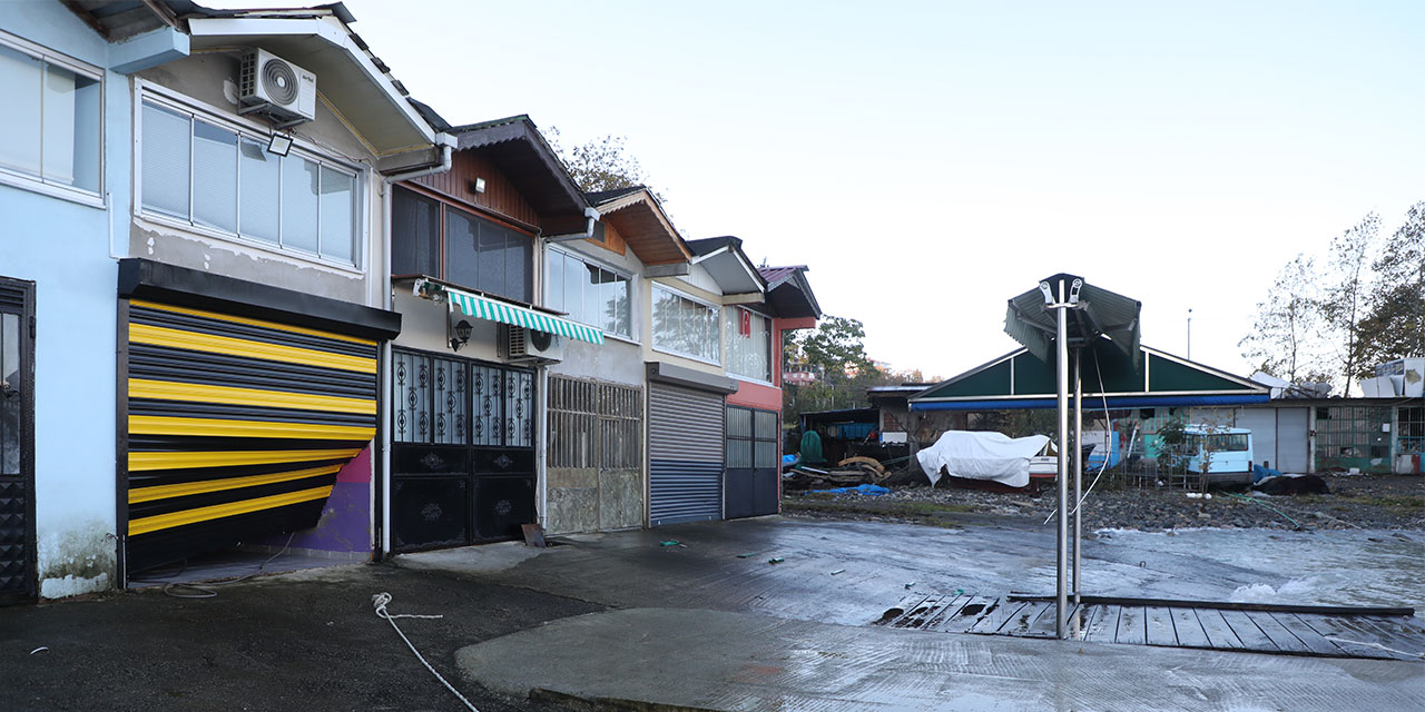 Dev dalgalar sebebiyle Rize'de çok sayıda balıkçı barınağında hasar oluştu