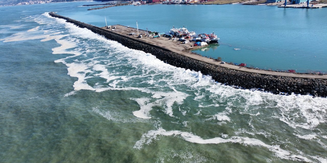 Trabzon'da 6 Askerin Denizden Kurtarıldığı Bölgede Dalgalar Dindi, Hasar Ortaya Çıktı