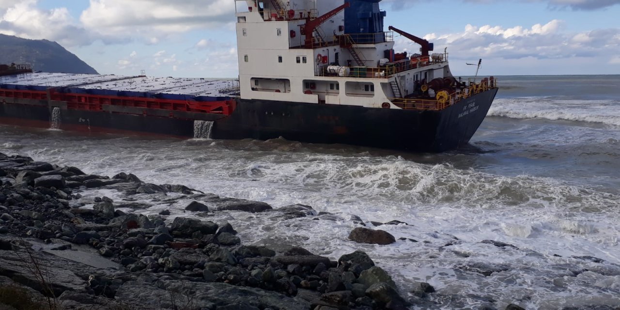 Artvin’de Karaya Oturan Gemi İçin Uzman Ekip Bekleniyor