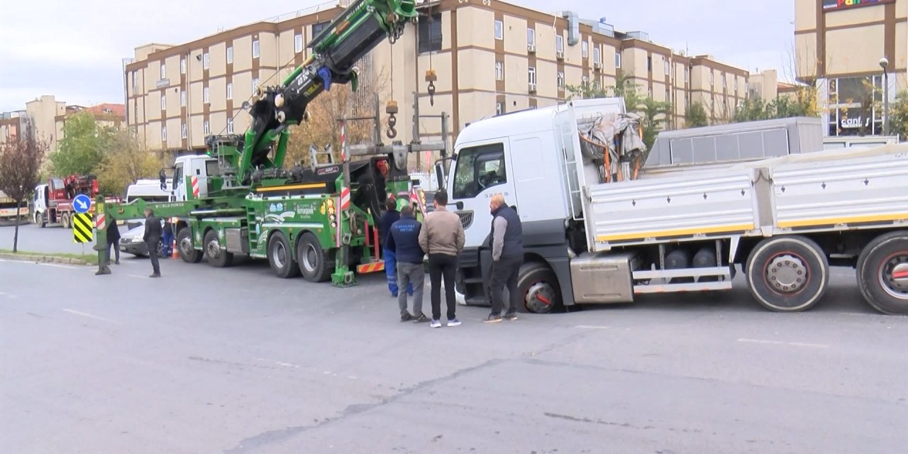 Başakşehir'de Asfalt Çöktü; Kamyonun Tekerleği Çukura Düştü