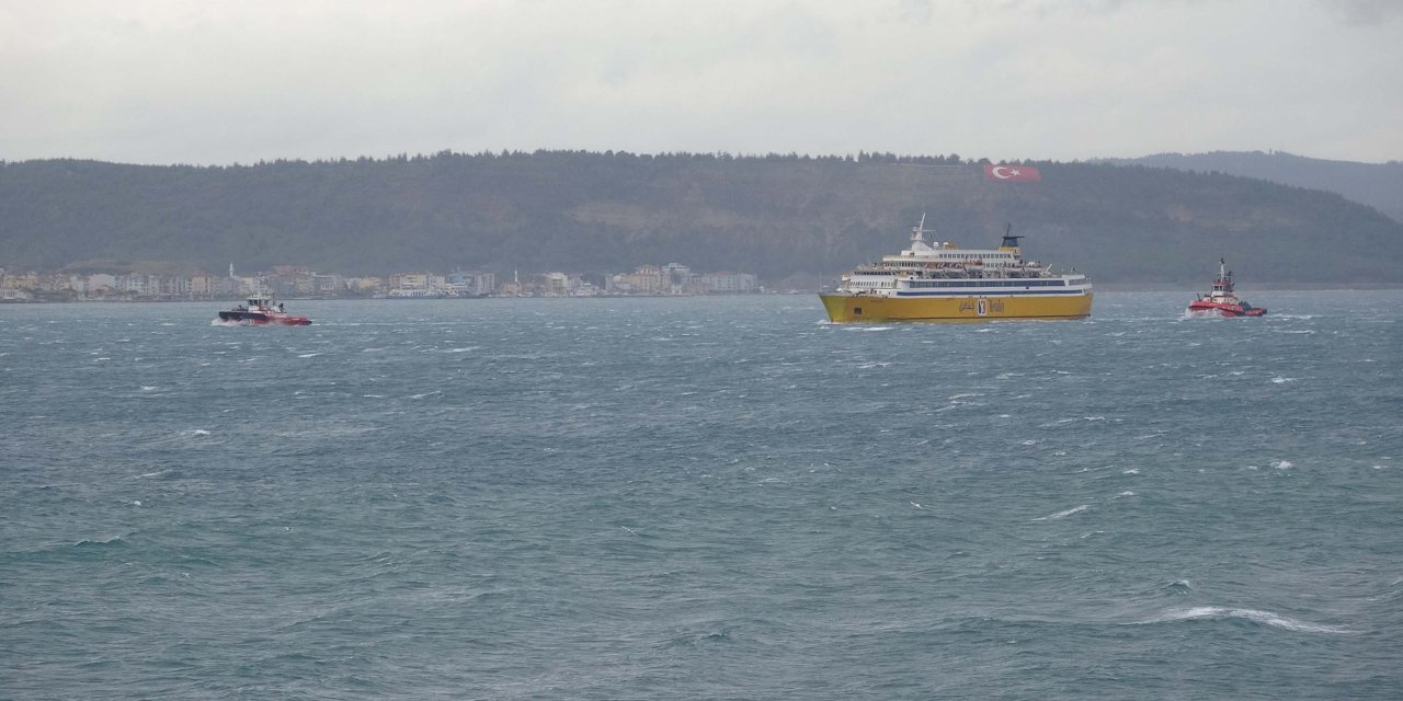 Çanakkale Boğazı'nda Arızalanan Yolcu Gemisi Sürüklendi (2)