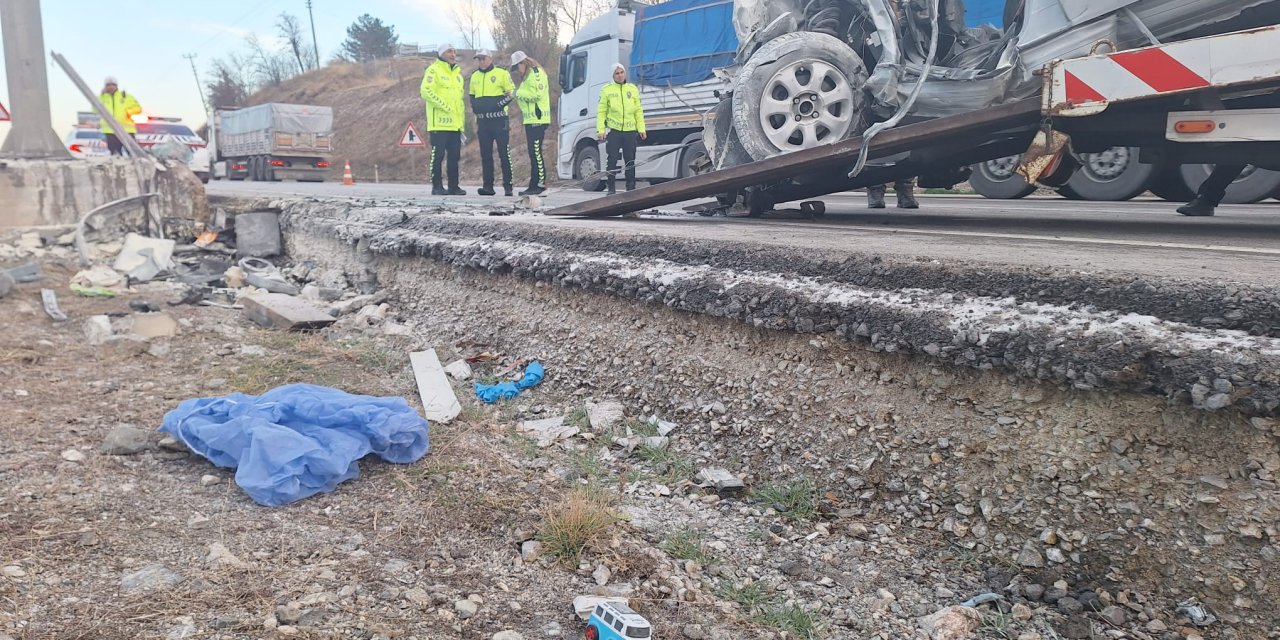 Otomobil Direğe Çarptı; Aynı Aileden 3 Kişi Öldü, 1 Bebek Yaralandı